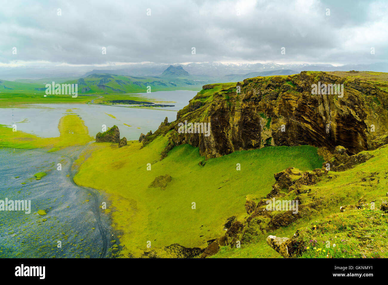 Blick auf den Berg von Kap Dyrhólaey nahe dem Dorf Vik in Island Stockfoto