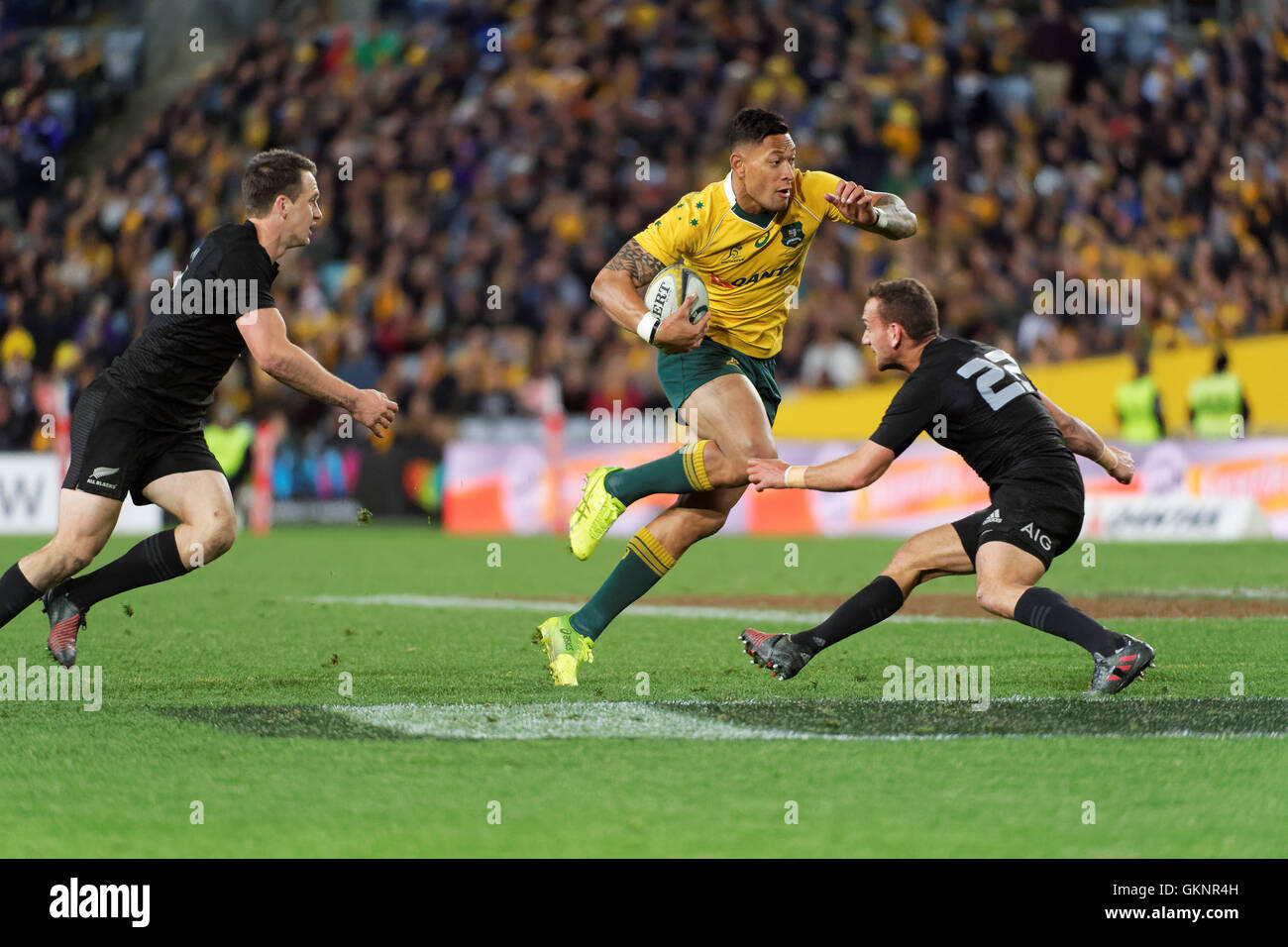 Sydney, Australien. 20. August 2016. Australiens Israel Folau (150 rutscht vorbei Neuseeland Verteidiger während der ersten Rugby-union-Testspiel zwischen australischen Wallabies und New Zealand All Blacks. Neuseeland gewann das erste Spiel 42-8 im ANZ Stadium und 1: 0 in der Bledisloe Cup jährlich drei-Match-Serie. Bildnachweis: Hugh Peterswald/Pacific Press/Alamy Live-Nachrichten Stockfoto