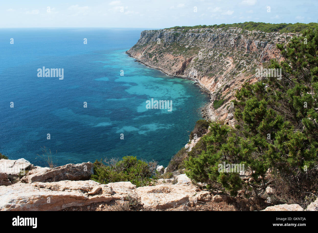 Formentera: Blick auf Mittelmeer und die mediterrane Macchia, gesehen von La Mola Klippe an der äußersten östlichen Zipfel der Insel Stockfoto