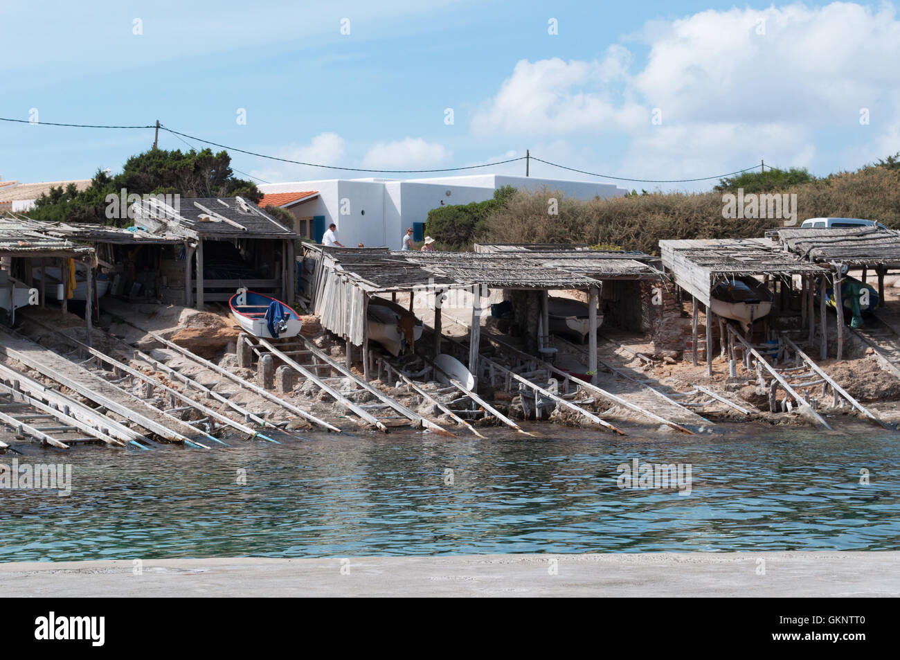 Formentera, Balearen: die Holzstege, ziehen Sie die Boote in Es Calo, einem kleinen Fischerdorf Stockfoto