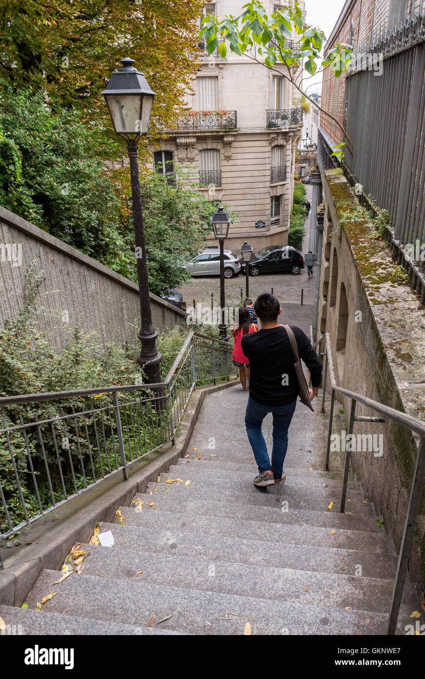 Paris, Frankreich, Straßenszenen, Sommer, Chinesische Touristen zu Fuß die Treppe hinunter, Lokale Viertel, historische Pariser Straße Stockfoto
