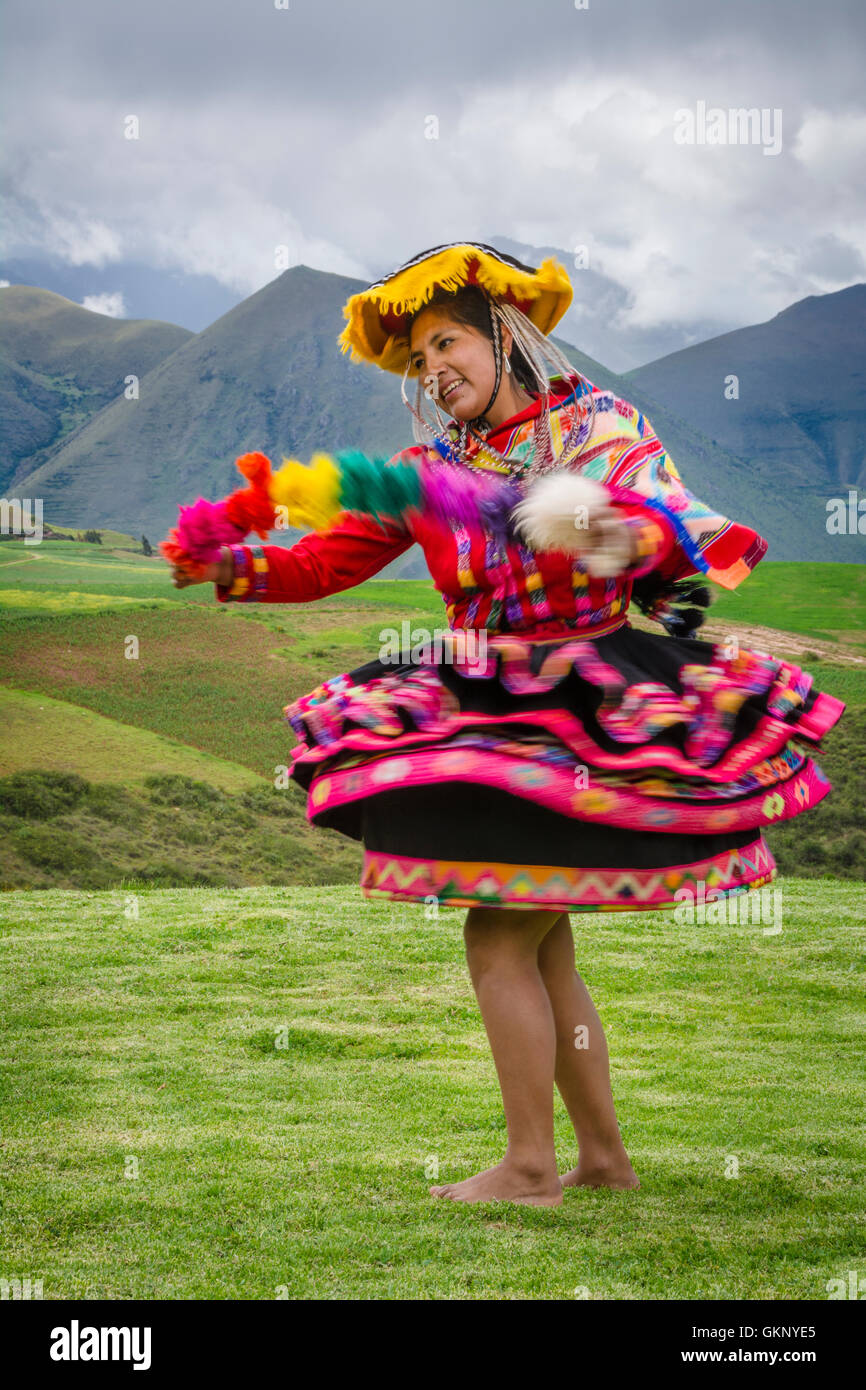 Quechua-Frau tanzt in Leistung bei El Parador de Moray, Heiliges Tal, Peru. Stockfoto