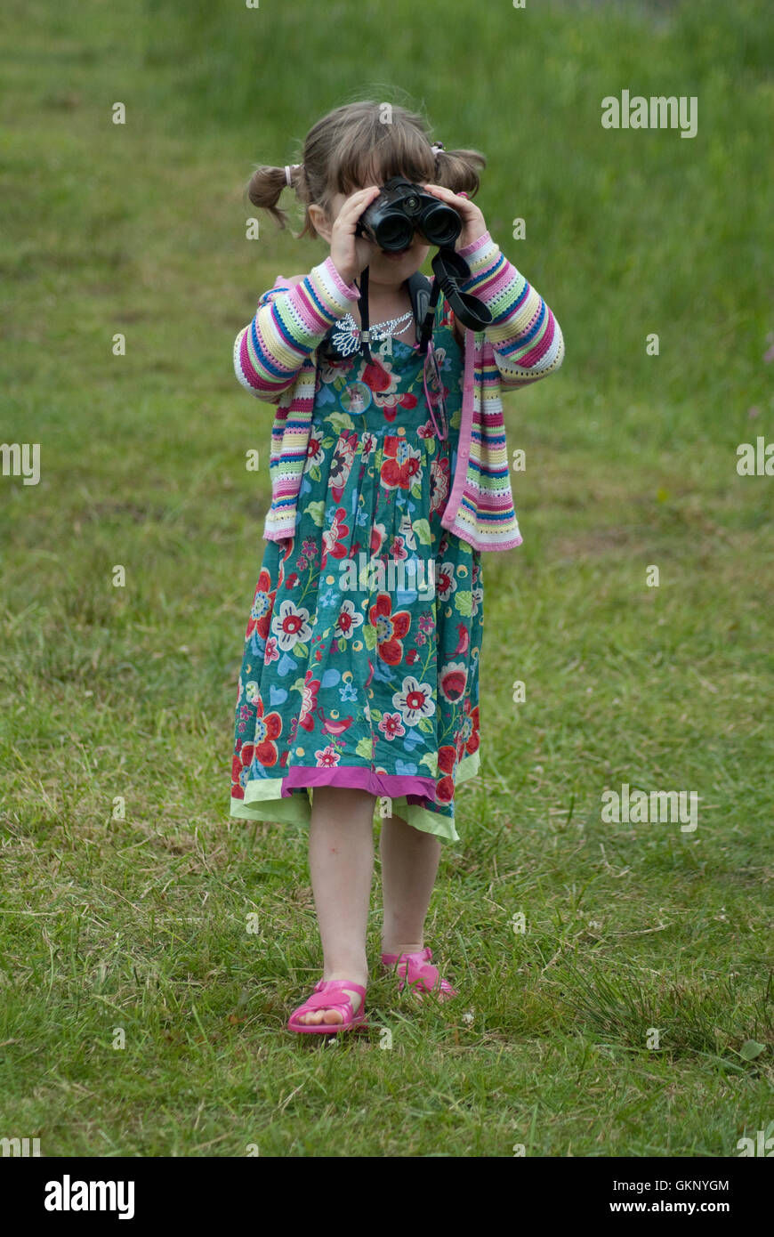 Junges Mädchen Vogelbeobachtung Stockfoto