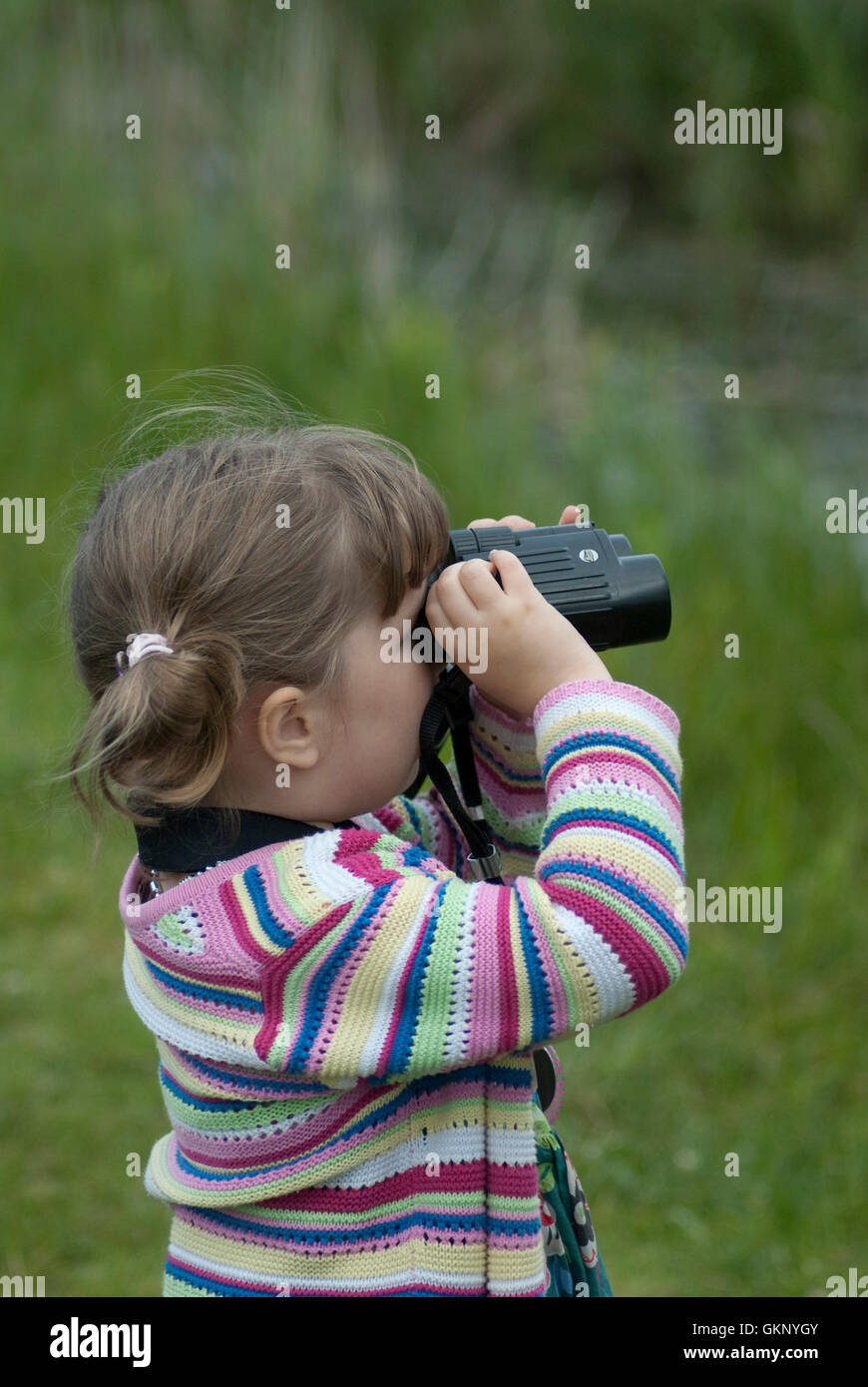 Junges Mädchen Vogelbeobachtung Stockfoto