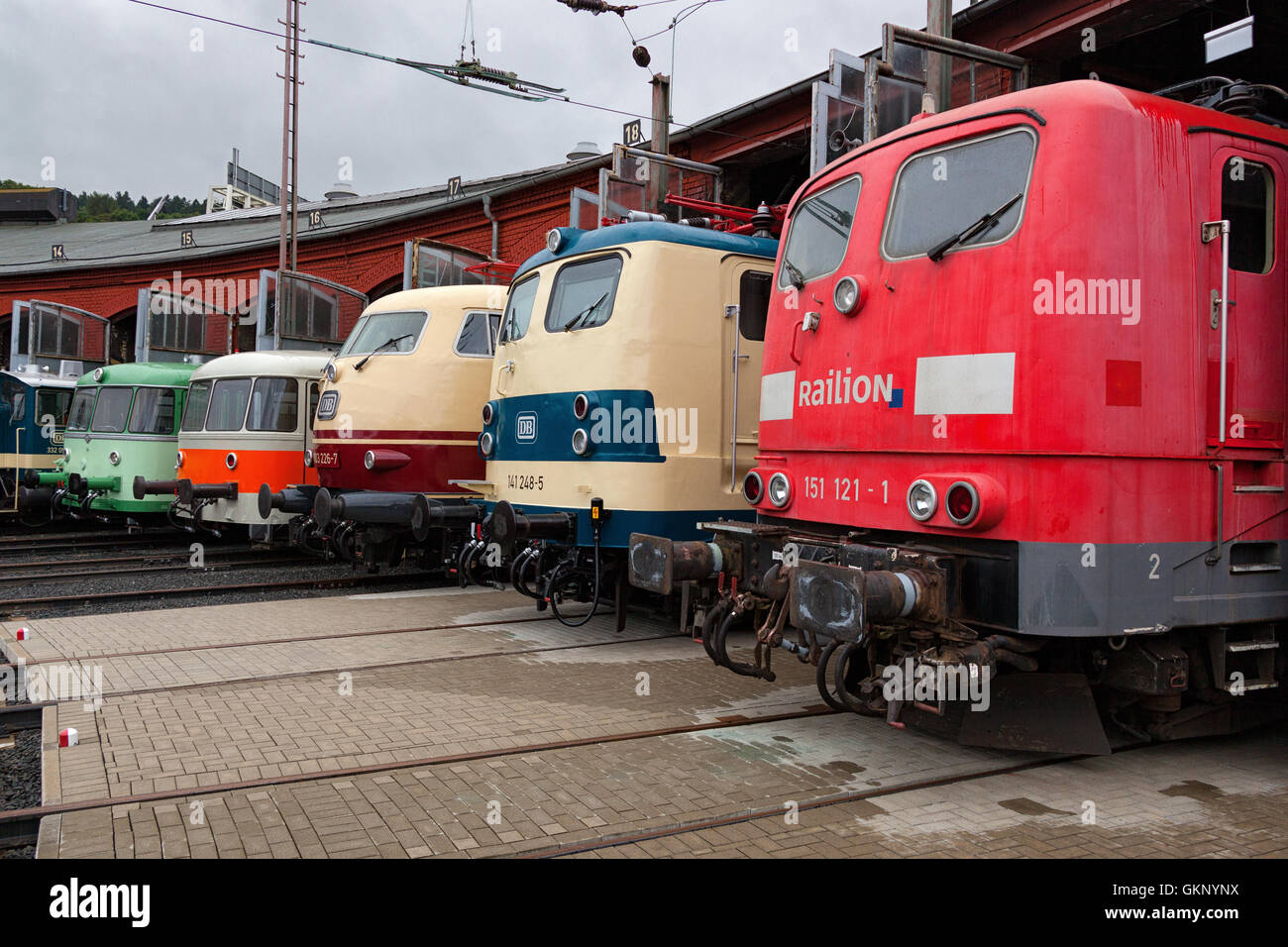 Motor-Schuppen in Siegen, Deutschland u.a. BR 103, BR 141, BR 151 und 2 x VT98. Stockfoto