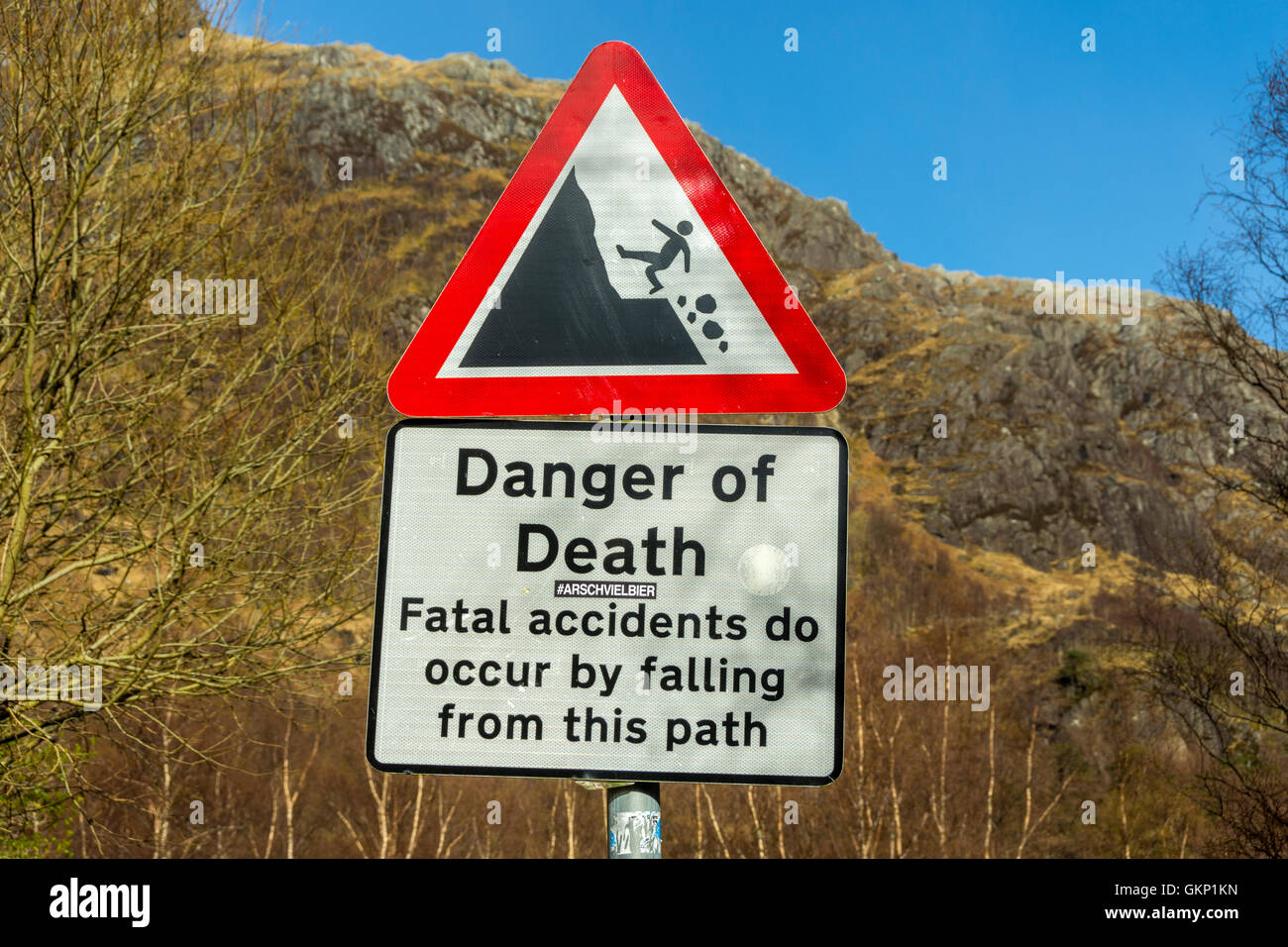 Warnzeichen zu Jahresbeginn den Wanderweg durch die Schlucht von Nevis, Glen Nevis, in der Nähe von Fort William, Schottland, Großbritannien Stockfoto