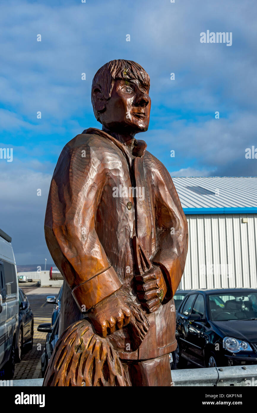 "In Erinnerung an diese verloren auf See", eine Skulptur von Iain Chalmers Kettensäge Kreationen, Mallaig Harbour, Schottland, UK Stockfoto