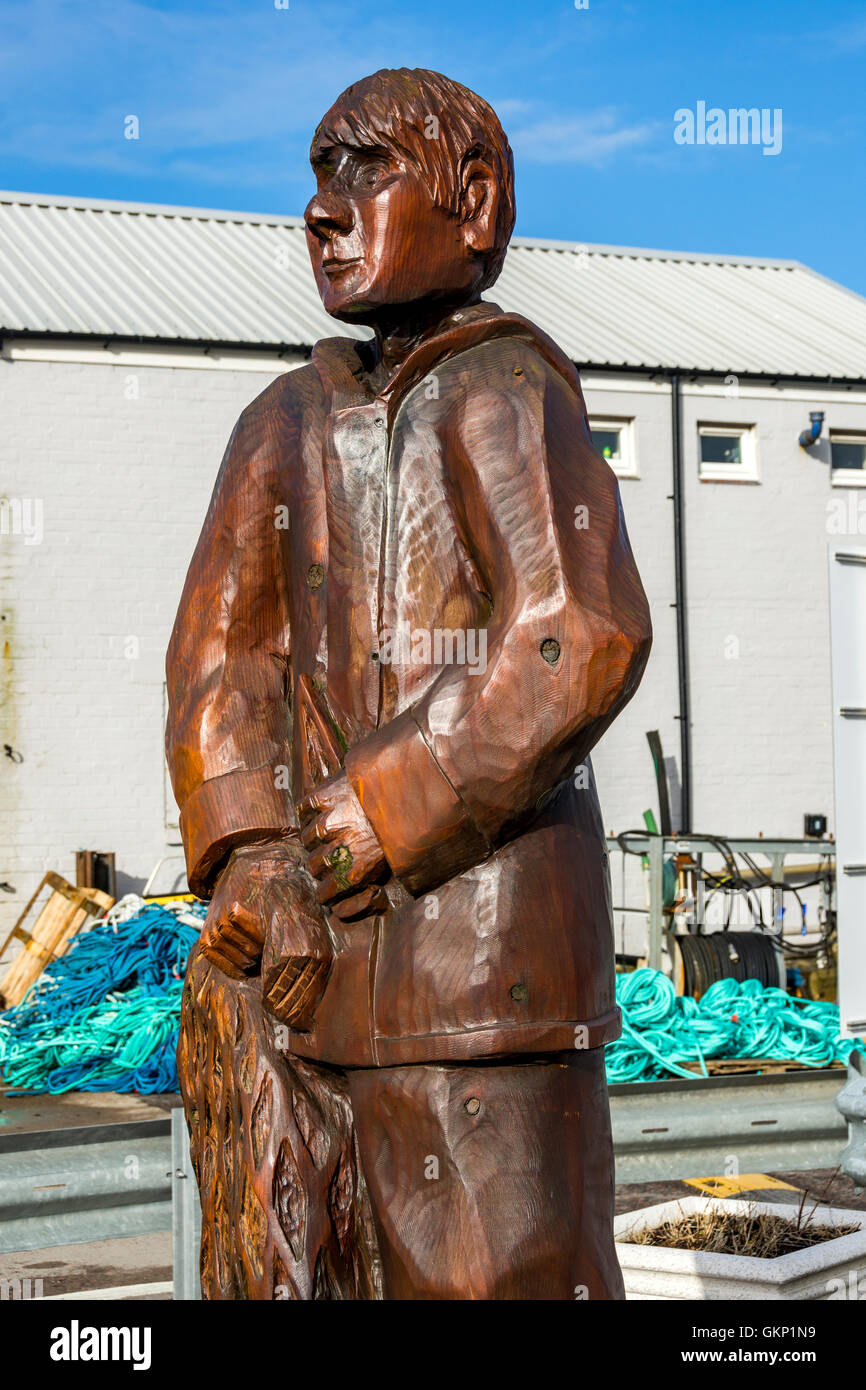 "In Erinnerung an diese verloren auf See", eine Skulptur von Iain Chalmers Kettensäge Kreationen, Mallaig Harbour, Schottland, UK Stockfoto