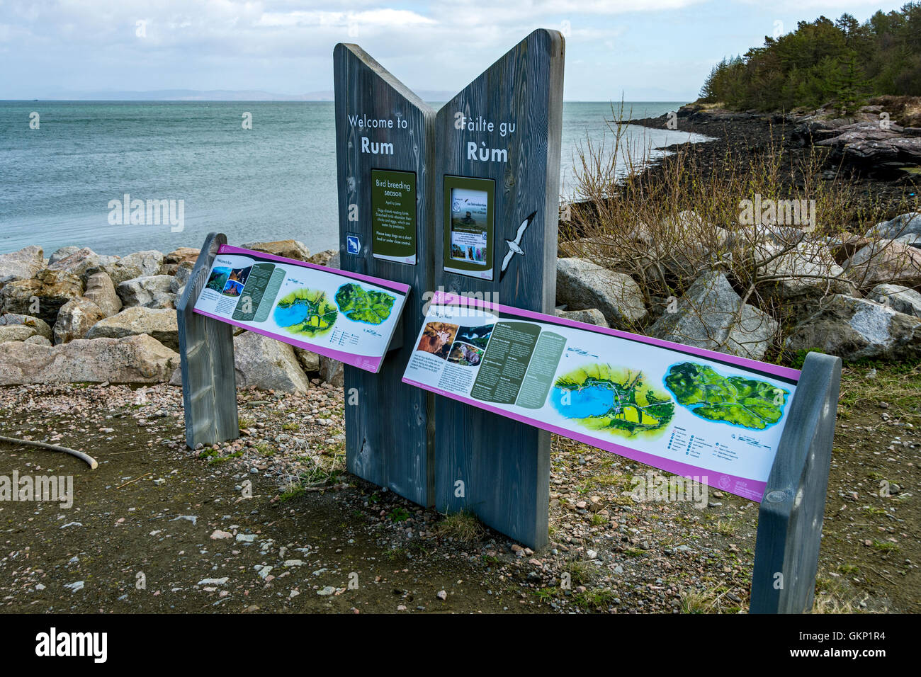 Informationstafeln an der Fähranlegestelle am Loch Scresort, Kinloch, Isle of Rum, Inneren Hebriden, Schottland, Vereinigtes Königreich Stockfoto