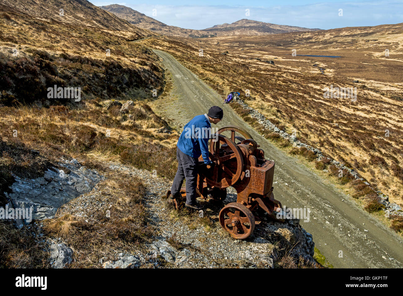 Eine Walker prüft ein Vintage Steinbrecher (verwendet für Straßenbelag), Kinloch Glen, Isle of Rum, Inneren Hebriden, Schottland, UK Stockfoto