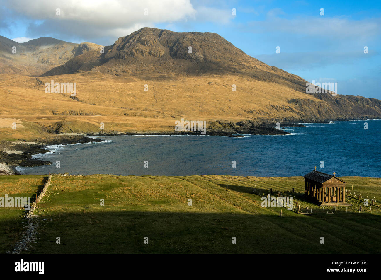 Bullough Mausoleum und Ruinsival in den Rum Cuillin Hills von Harris Bay, UK, Schottland, Isle of Rum. Stockfoto