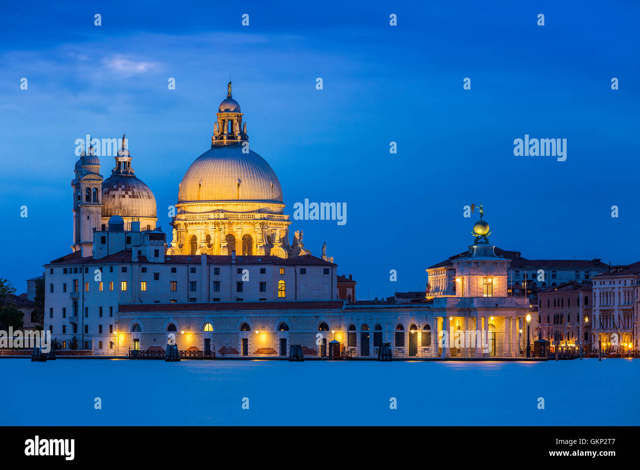 Basilica di Santa Maria della Salute in Venedig von San Giorgio Maggiore, Venetien, Italien, Europa gesehen. Stockfoto