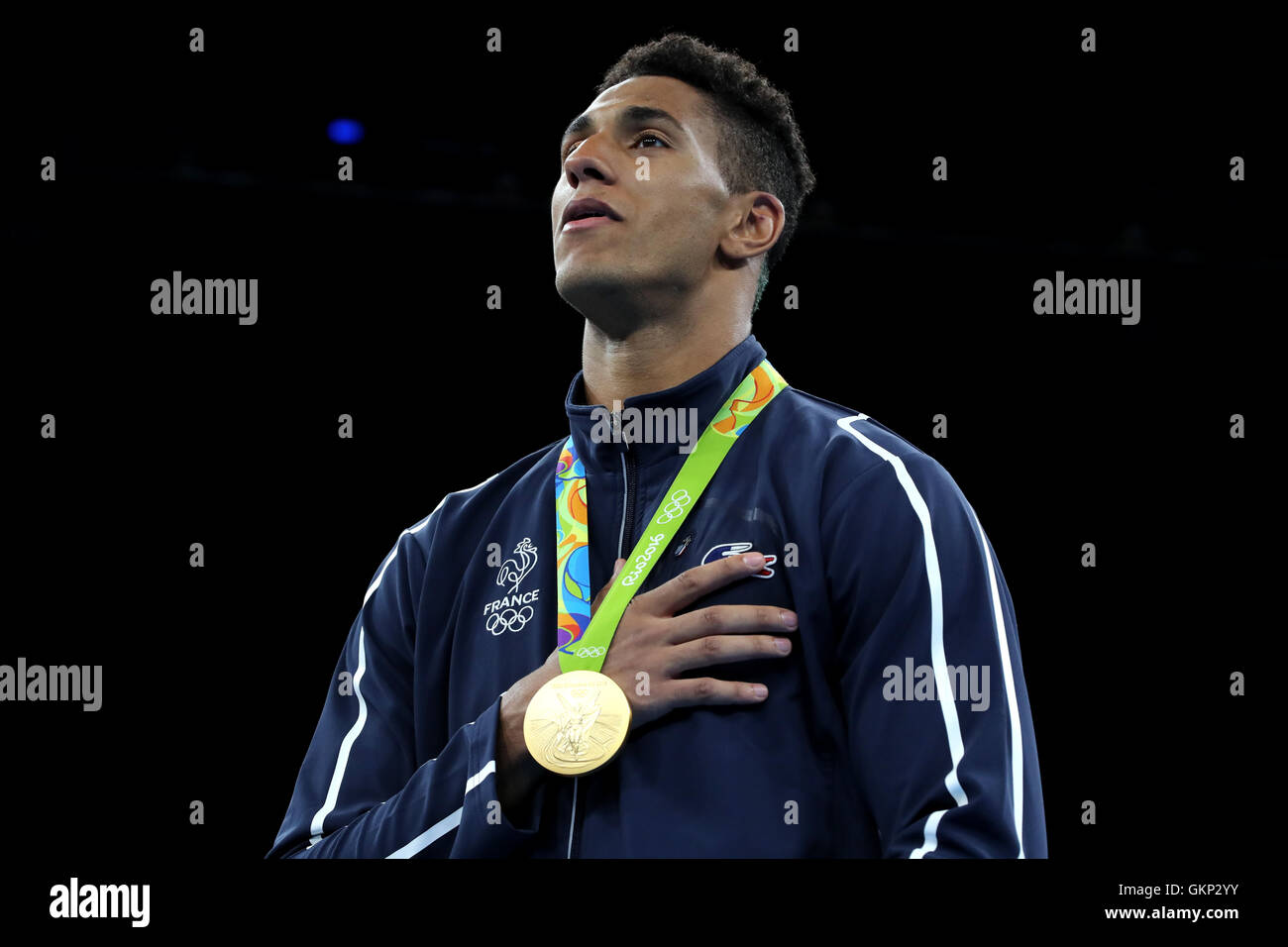 Frankreichs Tony Yoka mit seiner Goldmedaille nach seinem Sieg bei den Herren Super Heavey Gewicht Endausscheidung in der Riocentro am sechzehnten Tag der Olympischen Spiele in Rio, Brasilien. Stockfoto