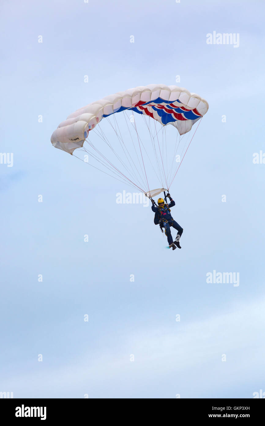 Bournemouth, UK. 21. August 2016. Die Tiger Freefall Fallschirm Team in Bournemouth Air Festival 2016 Credit: Carolyn Jenkins/Alamy leben Nachrichten Stockfoto
