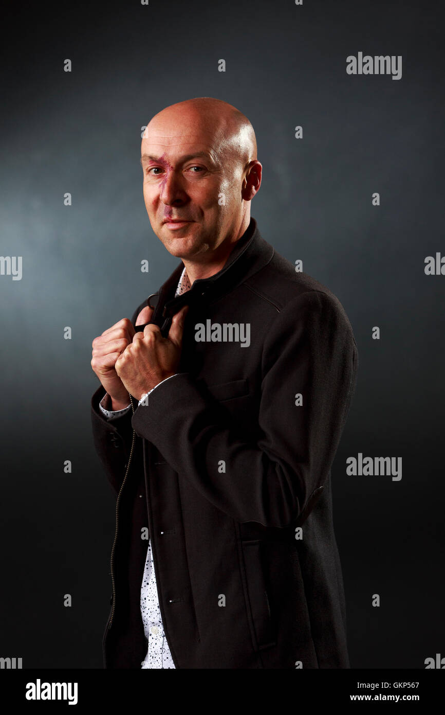 Edinburgh, UK. 21. August 2016. Edinburgh International Book Festival 9. Tag. Edinburgh International Book Festival findet statt in Charlotte Square Gardens. Edinburgh. Abgebildete Chris Brookmyre. Pako Mera/Alamy Live-Nachrichten Stockfoto