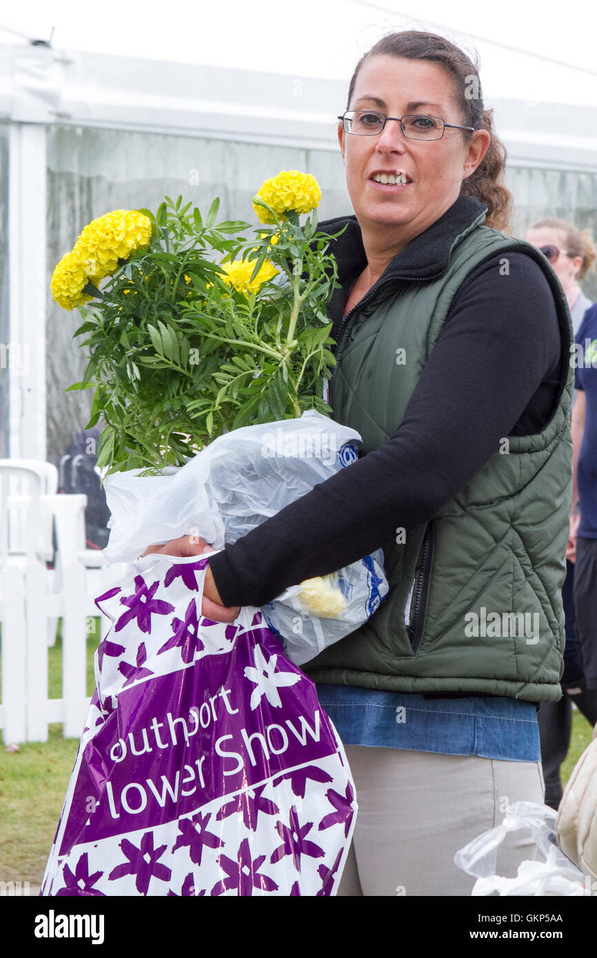 Versierte Käufer, Southport, Merseyside, England. 21. August 2016: wie das gute Wetter über der Southport Flower Show zurück, die Massen strömen in denn der heutigen großen Ausverkauf.  Die fantastischen vier Tag Gartenbau Event geht zu Ende am späten Nachmittag mit Schnäppchen in Hülle und Fülle zu gewinnen.  Vom Handwerk waren und Kleidung zu den exotischsten Pflanzen ist es wirklich für jeden etwas dabei.    Bildnachweis: Cernan Elias/Alamy Live-Nachrichten Stockfoto