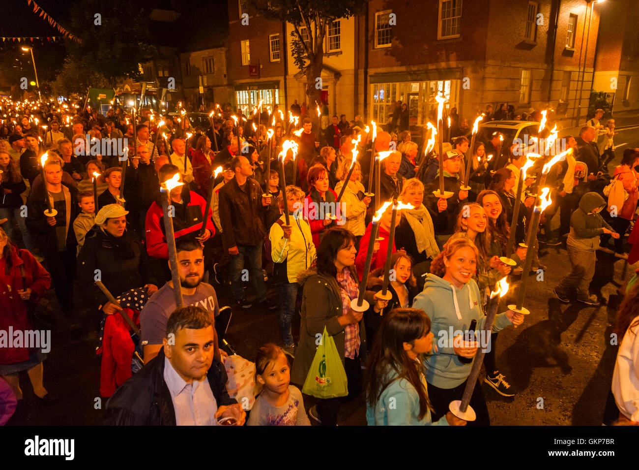 Bridport, Dorset, UK. 21. August 2016. Über 2.000 Menschen mit Fackeln teilnehmen an der jährlichen Bridport Karneval Fackelzug die Blätter von Bucky Doo Square in Bridport Town Hall und geht an den Strand von West Bay auf einer Strecke von 1,5 Meilen. Bildnachweis: Graham Hunt/Alamy Live-Nachrichten Stockfoto