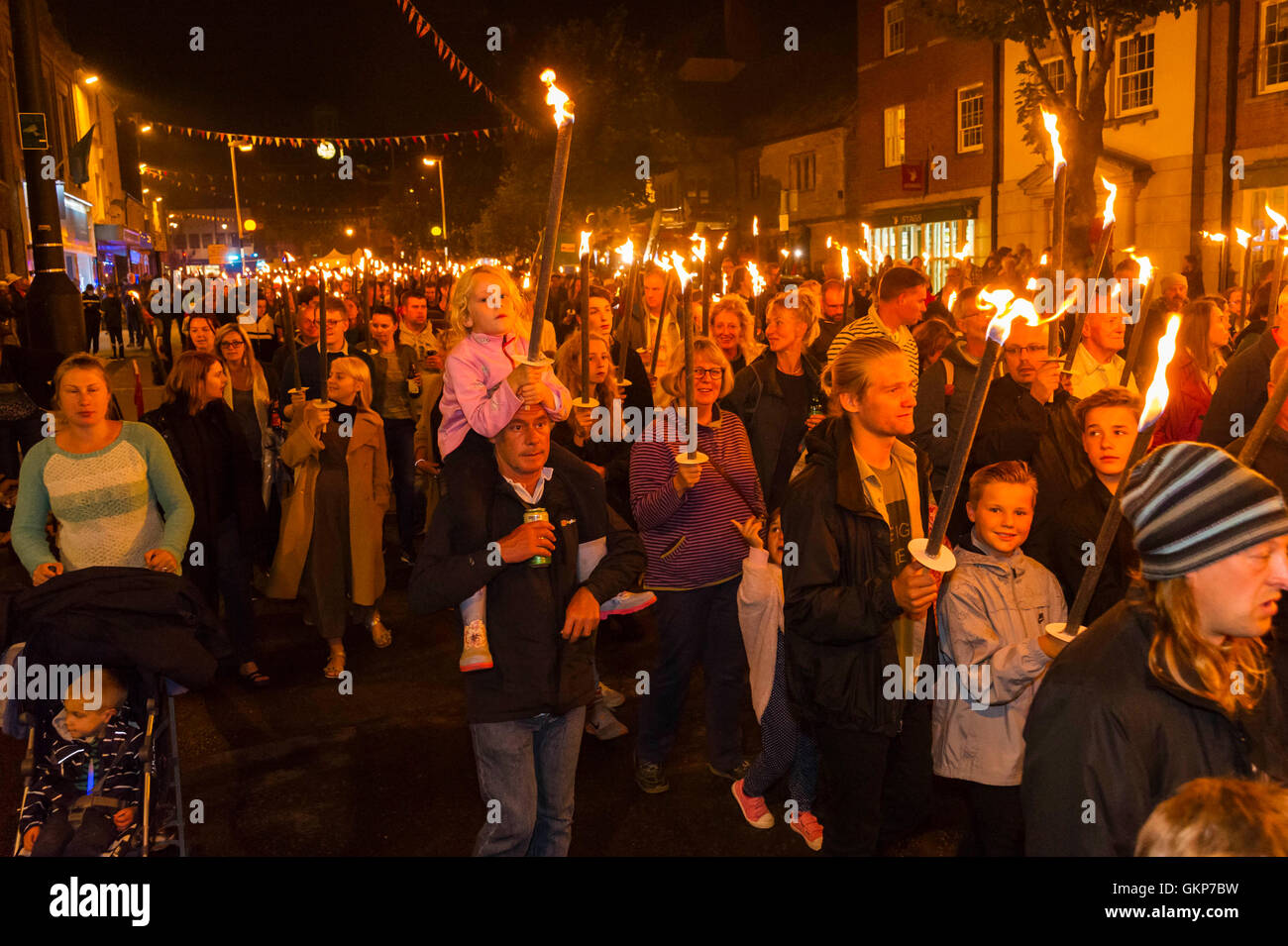 Bridport, Dorset, UK. 21. August 2016. Über 2.000 Menschen mit Fackeln teilnehmen an der jährlichen Bridport Karneval Fackelzug die Blätter von Bucky Doo Square in Bridport Town Hall und geht an den Strand von West Bay auf einer Strecke von 1,5 Meilen. Bildnachweis: Graham Hunt/Alamy Live-Nachrichten Stockfoto