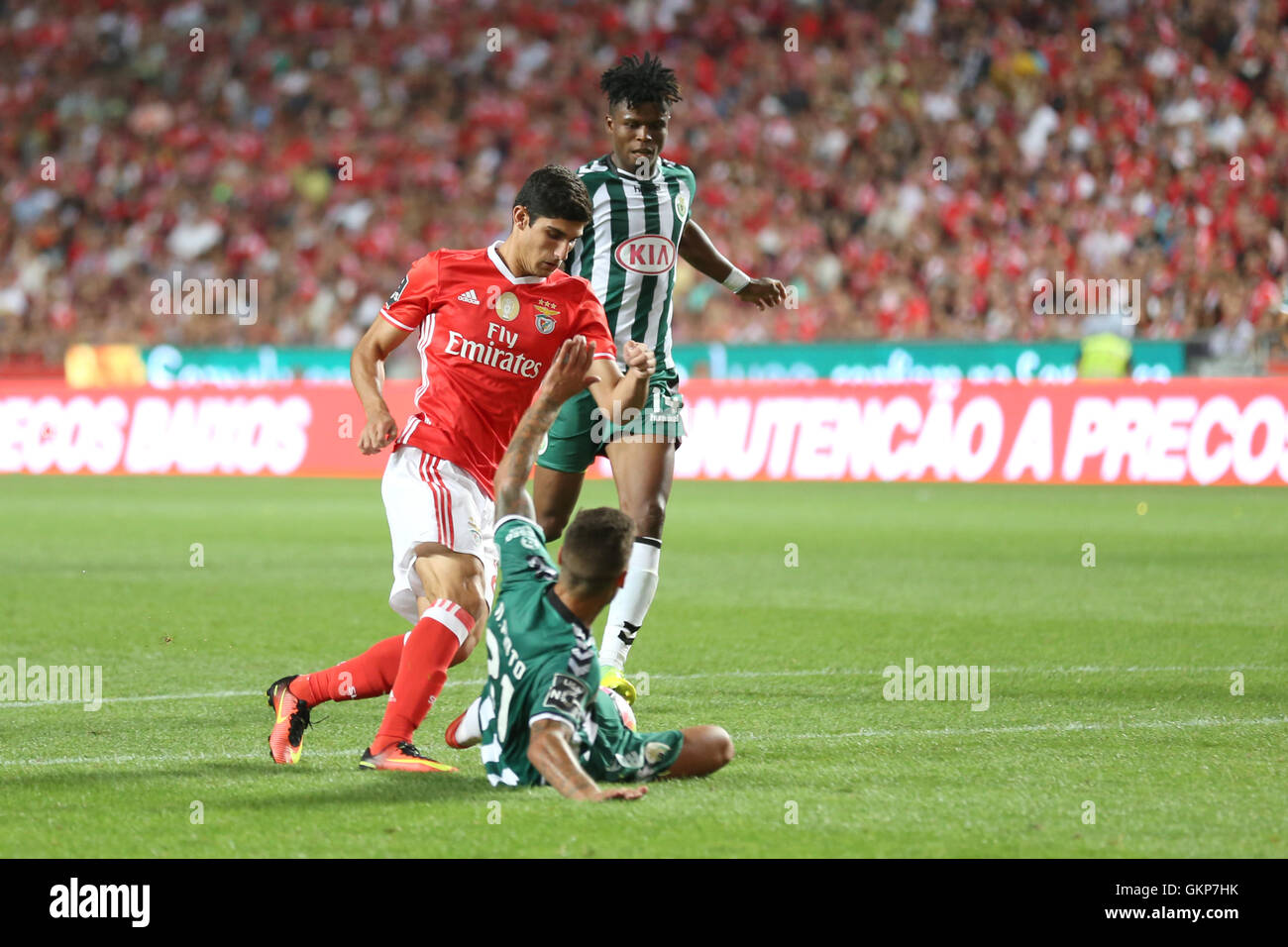 Lissabon, Portugal. 21. August 2016. 21. August 2016. Lissabon, Portugal. V. SetubalÕs Verteidiger Nuno Pinto (21) machen ein Foul an SL BenficaÕs vorwärts Goncalo Guedes (20) Credit: Alexandre de Sousa/Alamy Live News Stockfoto