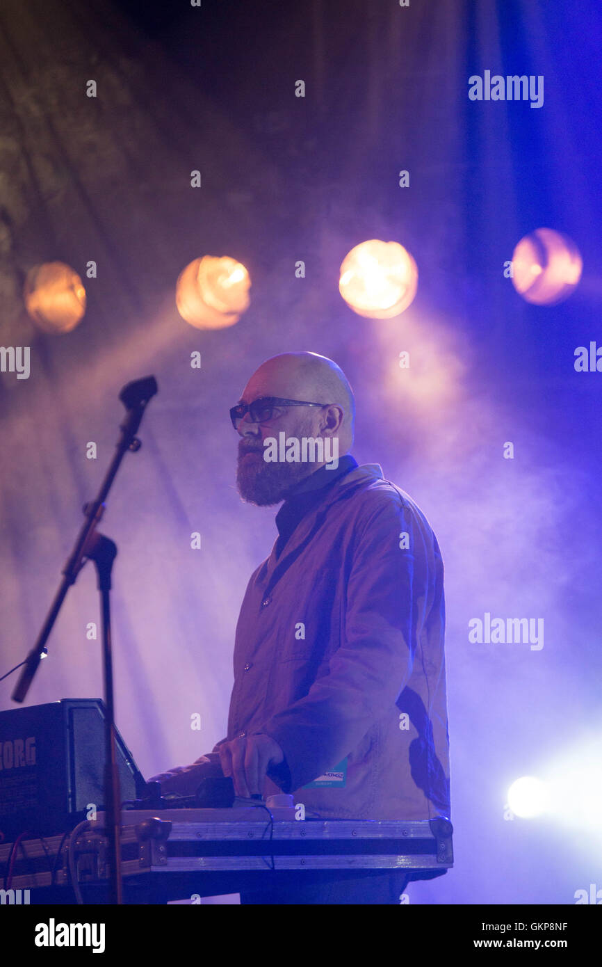 The Moonlandingz (eine Supergruppe mit Mitgliedern der Fat White Family, des Eccentronic Research Council und Sean Lennon) spielen das Far Out Tent am letzten Tag des Green man Festivals 2016 auf dem Glanusk Estate in Brecon, Wales, Großbritannien am 21. August 2016. Bild: Rob Watkins/Alamy Live News Stockfoto