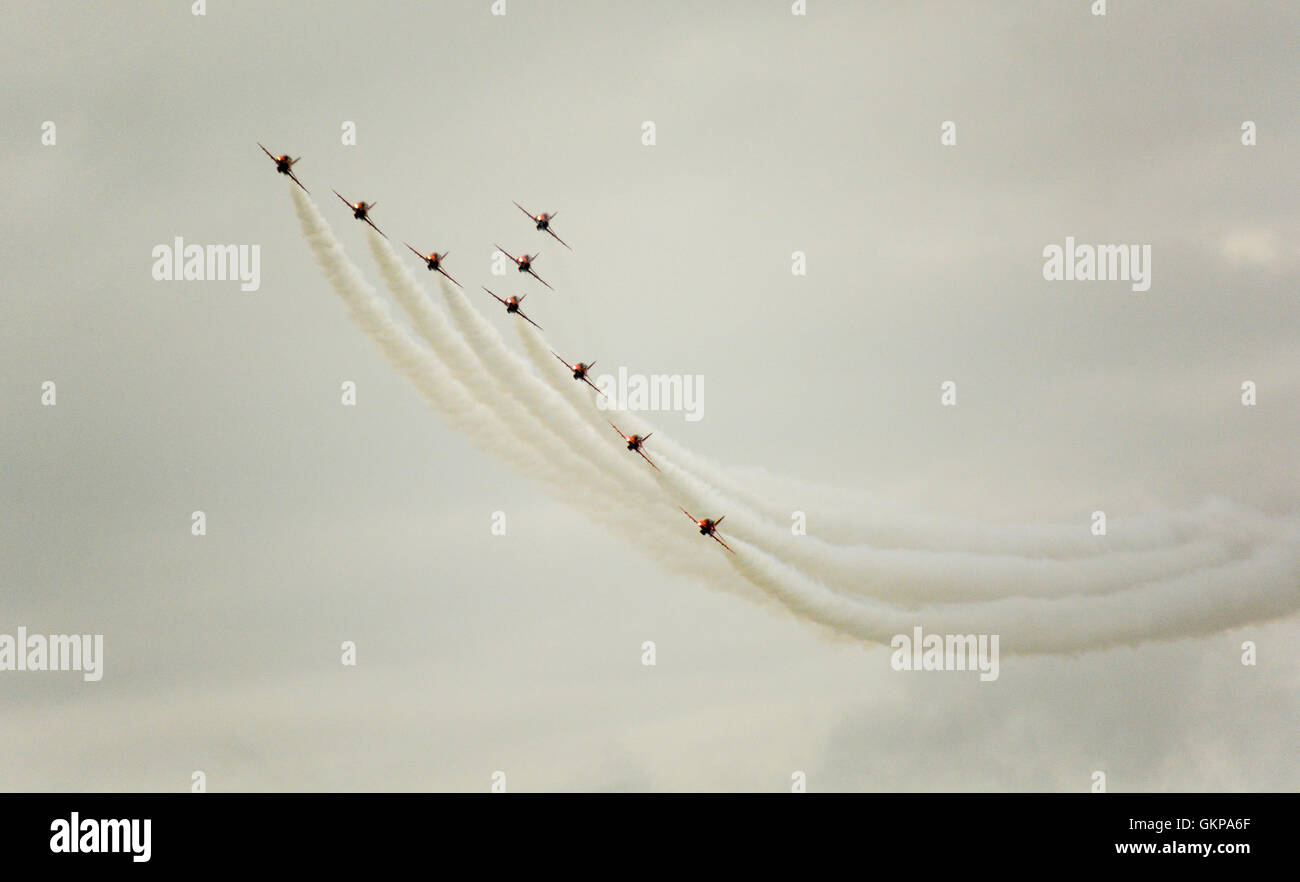 Die roten Pfeile aerobatic Display Team im formationsflug am letzten Tag der Bournemouth Air Show 2016, gegen einen grauen Himmel Stockfoto