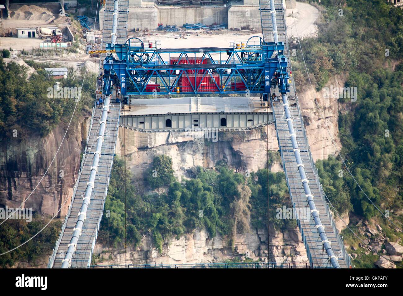 Chongqing. 21. August 2016. Foto aufgenommen am 21. August 2016 zeigt die Baustelle des Fuma Yangtze River Bridge in auch Chongqing, Südwest-China. Ein siebenstündige Hebe-Betrieb der erste Stahl Kastenträger der Brücke wurde am Sonntag beendet. Die 2.030 Meter lange Brücke verbindet auch Chongqing und Lichuan Zentral-China Hubei Provinz wird voraussichtlich im Jahr 2017 in Betrieb genommen werden. Bildnachweis: Hu Hua/Xinhua/Alamy Live-Nachrichten Stockfoto