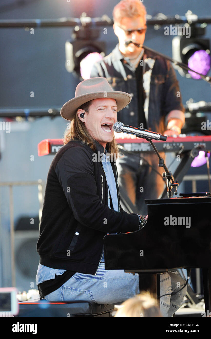Toronto, Kanada. 22. August 2016. Country-Musik-Duo, Brian Kelley und Tyler Hubbard von Florida Georgia Line Performancing bei der Premiere von CTV ihr morgen. Bildnachweis: EXImages/Alamy Live-Nachrichten Stockfoto