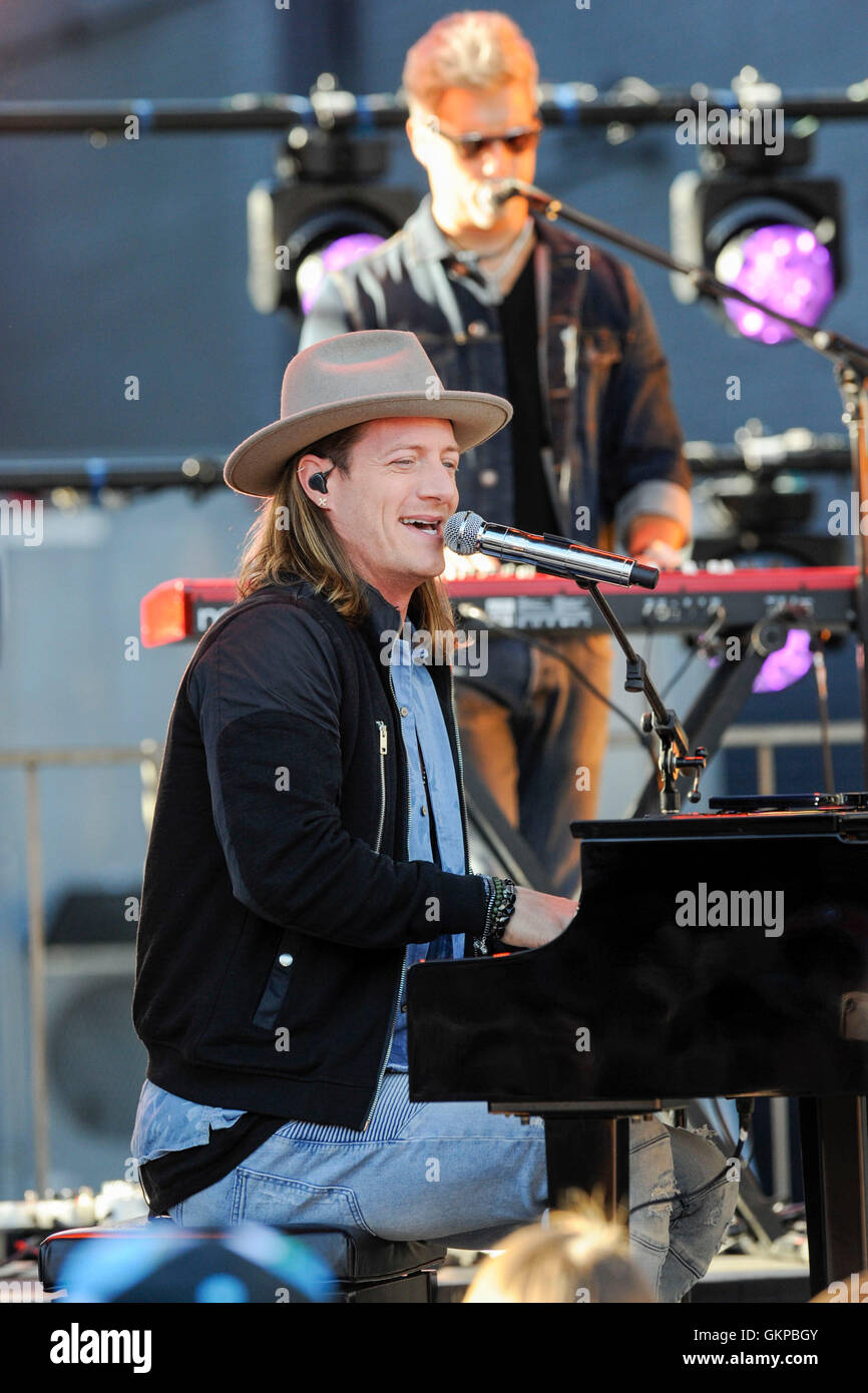 Toronto, Kanada. 22. August 2016. Country-Musik-Duo, Brian Kelley und Tyler Hubbard von Florida Georgia Line Performancing bei der Premiere von CTV ihr morgen. Bildnachweis: EXImages/Alamy Live-Nachrichten Stockfoto