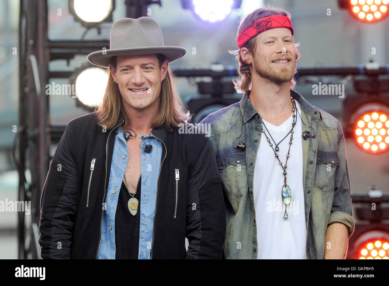 Toronto, Kanada. 22. August 2016. Country-Musik-Duo, Brian Kelley und Tyler Hubbard von Florida Georgia Line Performancing bei der Premiere von CTV ihr morgen. Bildnachweis: EXImages/Alamy Live-Nachrichten Stockfoto
