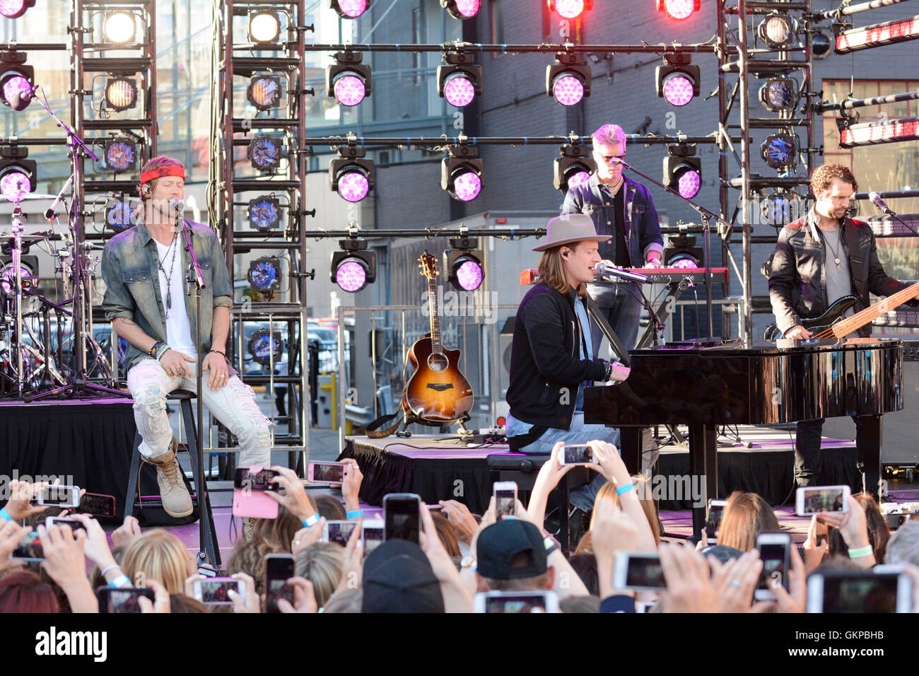 Toronto, Kanada. 22. August 2016. Country-Musik-Duo, Brian Kelley und Tyler Hubbard von Florida Georgia Line Performancing bei der Premiere von CTV ihr morgen. Bildnachweis: EXImages/Alamy Live-Nachrichten Stockfoto