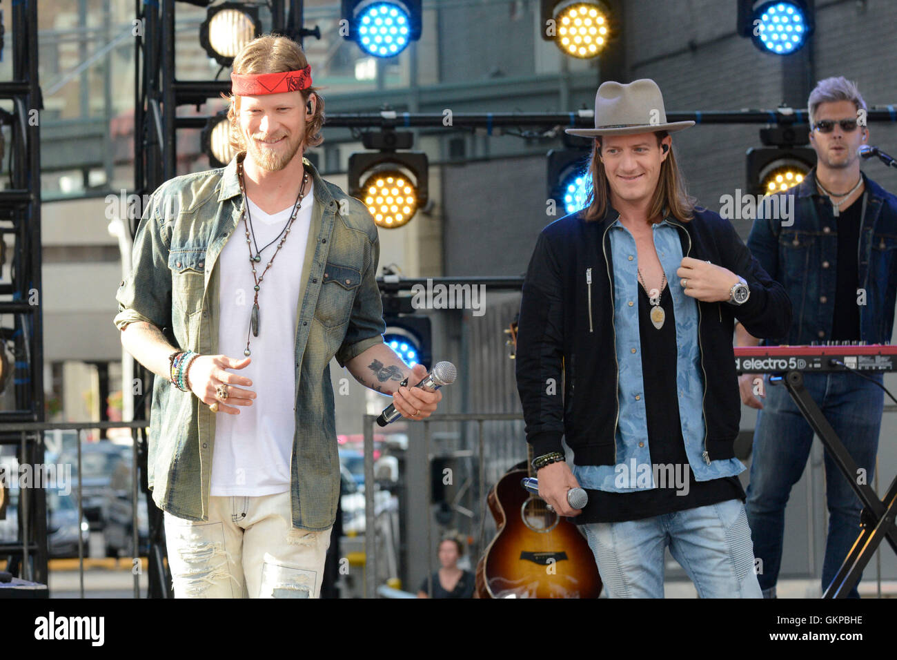 Toronto, Kanada. 22. August 2016. Country-Musik-Duo, Brian Kelley und Tyler Hubbard von Florida Georgia Line Performancing bei der Premiere von CTV ihr morgen. Bildnachweis: EXImages/Alamy Live-Nachrichten Stockfoto