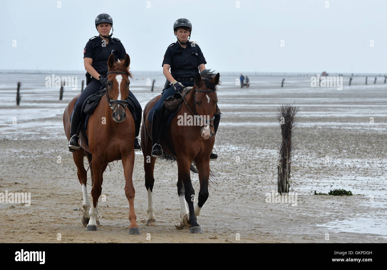 Cuxhaven-Sahlenburg, Deutschland. 22. August 2016. Die Polizei der beides Kommissare Carolin Dietz (l) Reiten auf Goya und Andrea Neumann Reiten auf Jogo am Strand in Cuxhaven-Sahlenburg, Deutschland, 22. August 2016. In der Sommersaison gibt es zwei PolizistInnen aus Hannover, die Polizei in Cuxhaven zu verstärken. Sie sind vor allem die Dünen patrouillieren. iPhoto: Carmen Jaspersen/Dpa/Alamy Live News Stockfoto