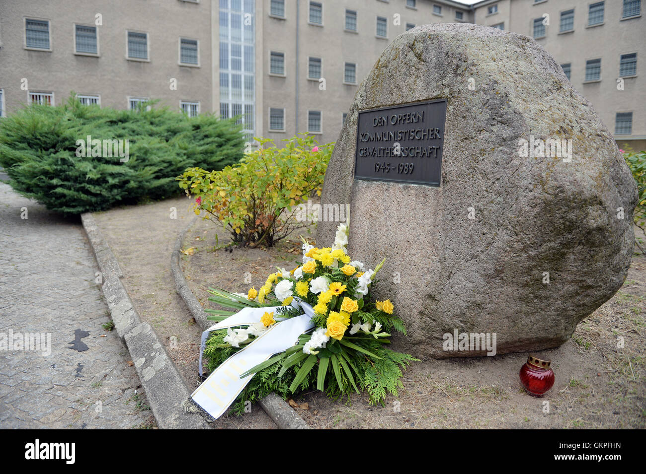 Berlin, Deutschland. 23. August 2016. Ein Kranz zum Gedenken an die Opfer des Stalinismus und Nationalsozialismus im Stasi-Gefängnis-Gedenkstätte Berlin-Hohenschönhausen, Berlin, Deutschland, 23. August 2016 gelegt. 23 August ist der 77. Jahrestag des Hitler-Stalin-Pakt. Foto: Maurizio Gambarini/Dpa/Alamy Live News Stockfoto
