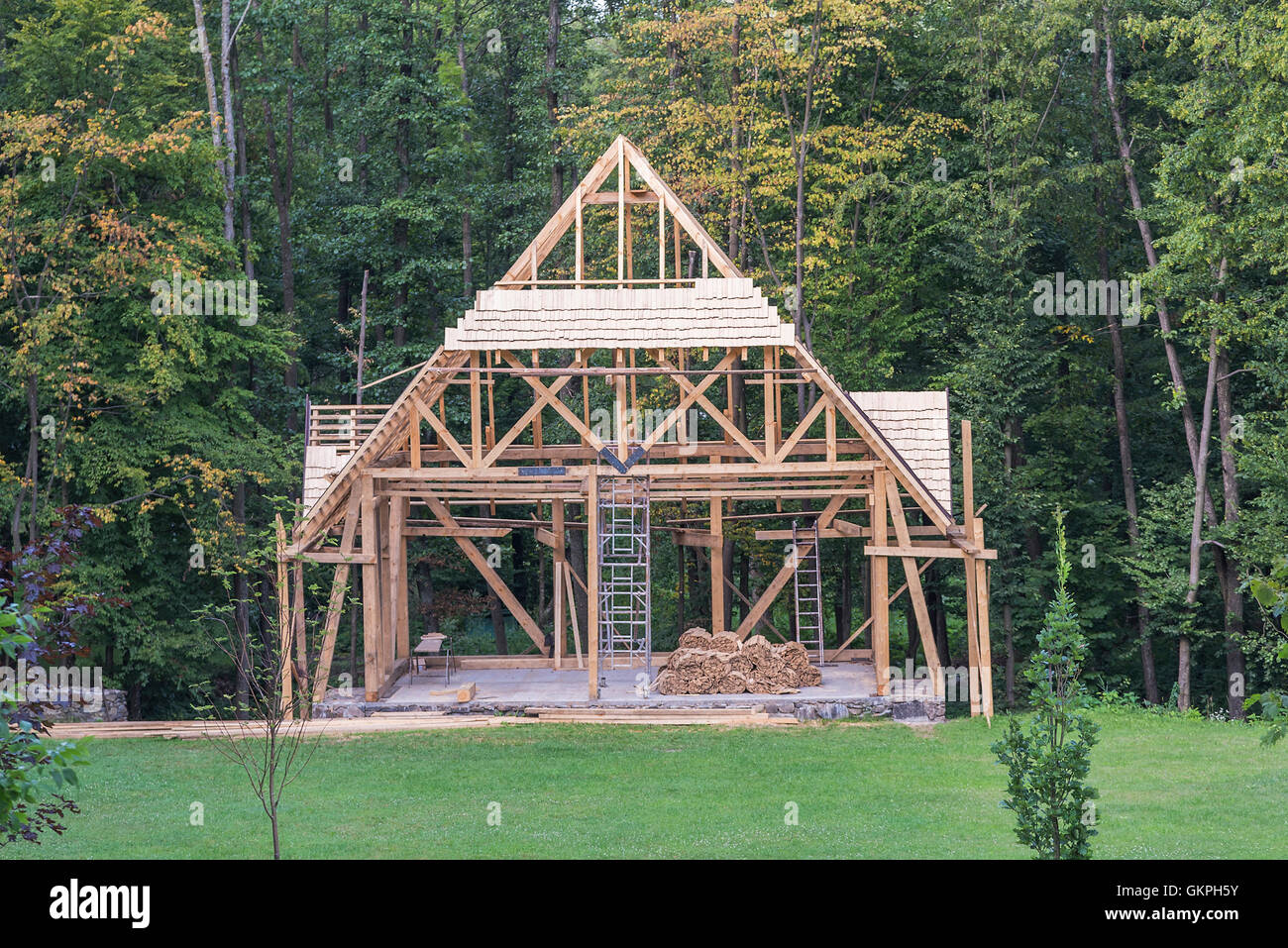 Bau eines neuen Holzhauses im Wald. Stockfoto