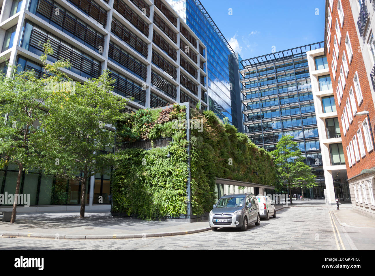 Gebäude bedeckt mit grünen Wänden bei 4 New Street Square, London, UK Stockfoto