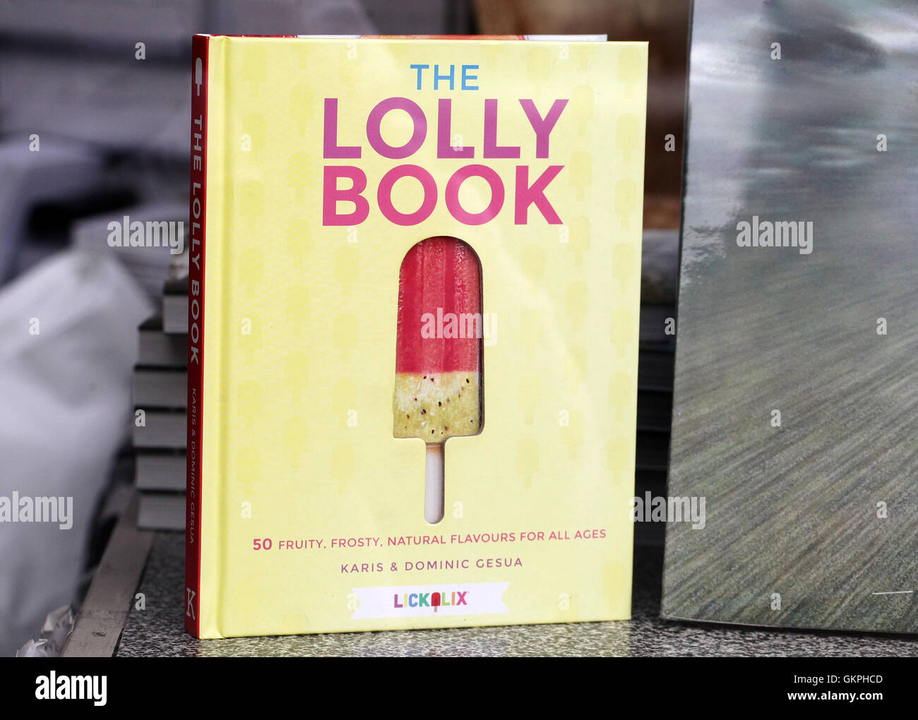 Die Lolly-Buch in einem Schaufenster Stockfoto