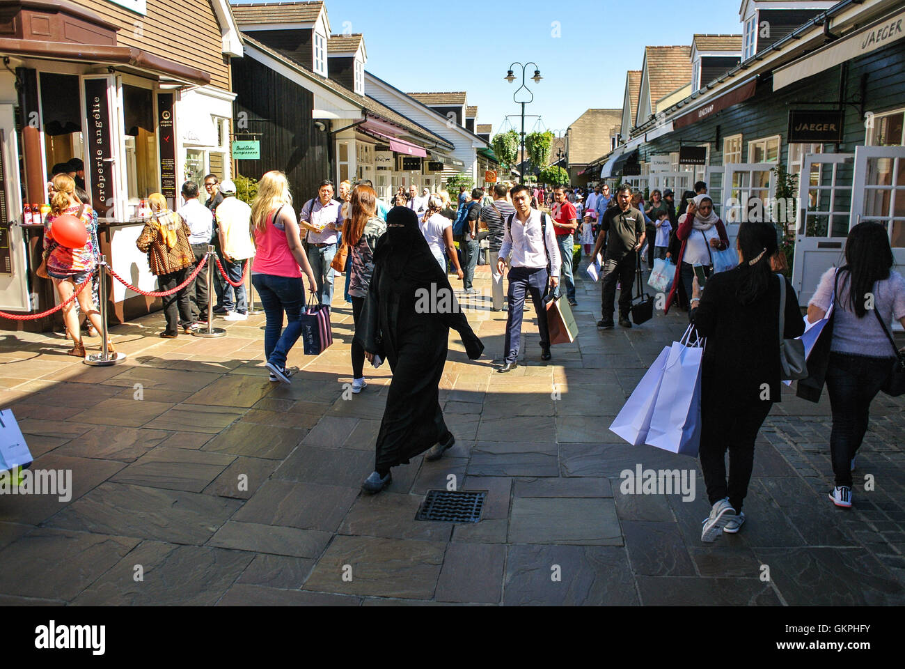 Muslimische Frauen tragen Hijab Kleidung shopping in Maasmechelen Village Einzelhandel Stockfoto