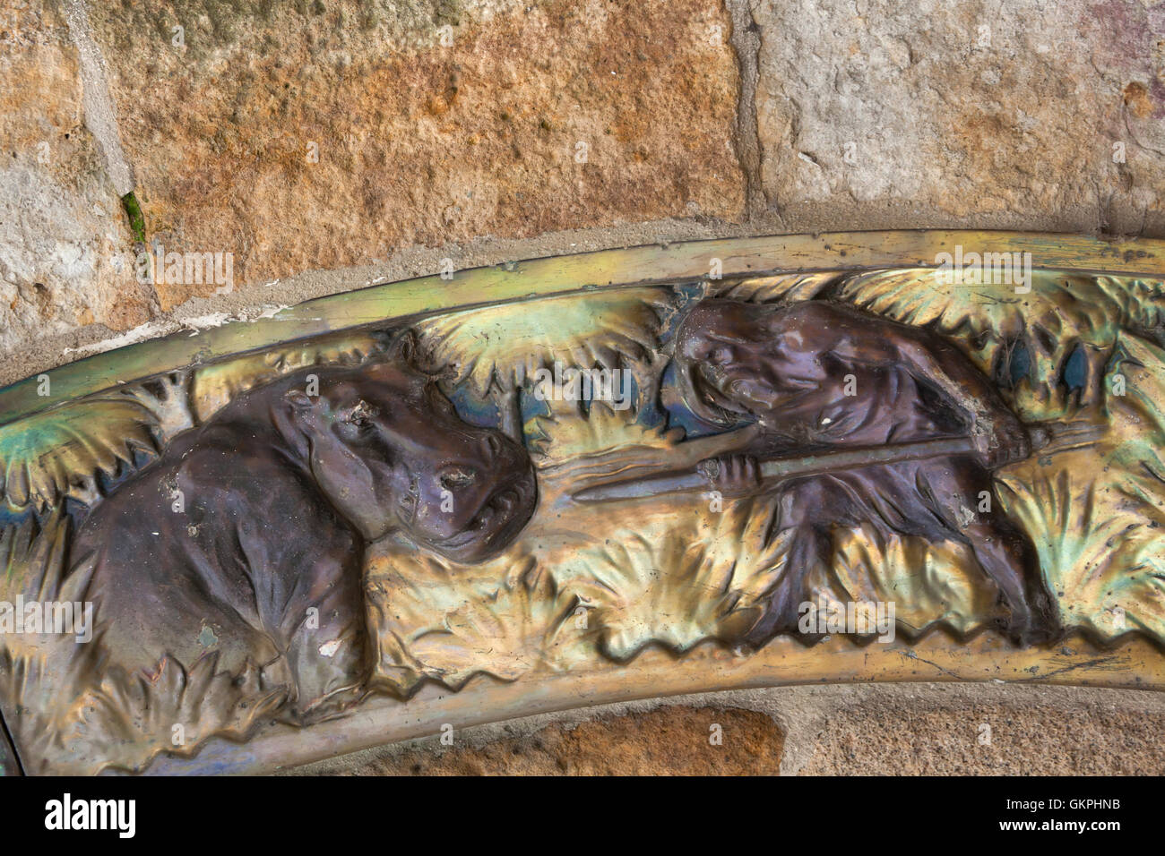 Nilpferd-Jagd auf dem Jugendstil Majolika Fries auf das Elefantenhaus des ungarischen Architekten Kornel Neuschloß im Budapester Zoo in Budapest, Ungarn dargestellt. Stockfoto