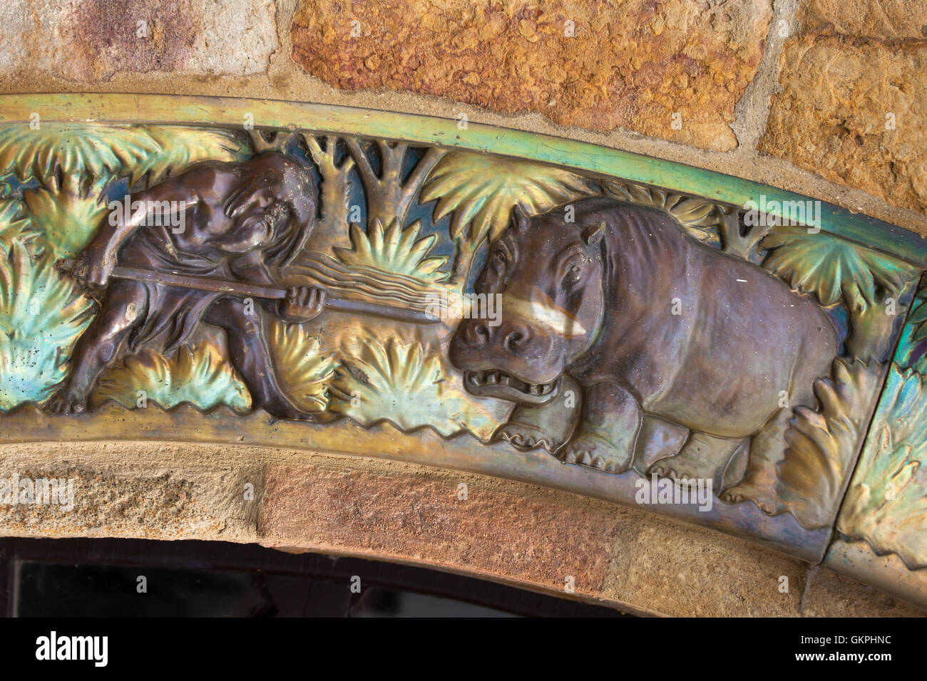 Nilpferd-Jagd auf dem Jugendstil Majolika Fries auf das Elefantenhaus des ungarischen Architekten Kornel Neuschloß im Budapester Zoo in Budapest, Ungarn dargestellt. Stockfoto