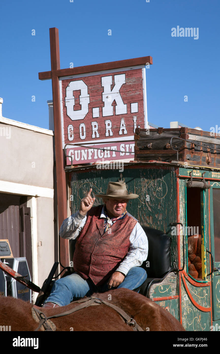 Eine Stage Coach Fahrer Punkte während eines Gespräches mit Touristen in Tombstone, Arizona. Stockfoto