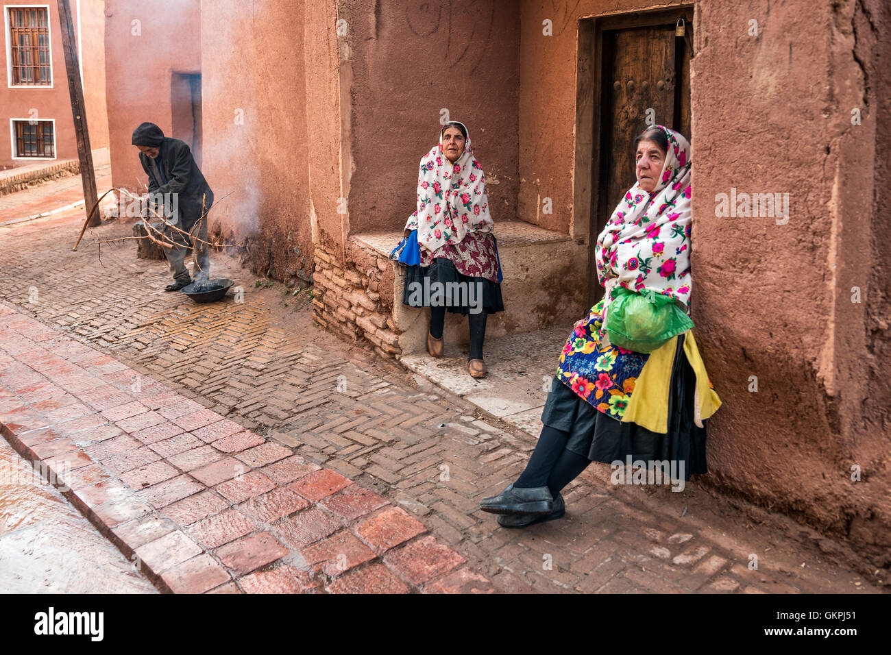 Eine Abyanaki Frau trägt in der Regel einen weißen langen Schal (für die Schultern und oberen Stamm) hat eine bunte Muster und eine unzureichende Knie Rock. Abyāneh ist ein altes Dorf in Barzrud des Rural District, im zentralen Bezirk von Natanz County, Provinz Isfahan, Iran. Bei der Volkszählung 2006 war die Bevölkerung 305, in 160 Familien. Stockfoto