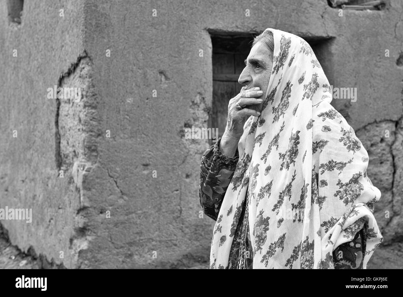 Soghra ist eine Abyanaki Frau, deren Familie all das Dorf verlassen hat. Abyāneh ist ein Dorf im Barzrud des Rural District, im zentralen Bezirk von Natanz County, Provinz Isfahan, Iran. Bei der Volkszählung 2006 war die Bevölkerung 305, in 160 Familien. Zeichnet sich durch eine eigenartige rötlichen Farbton, das Dorf ist eines der ältesten im Iran. Eine Abyanaki Frau trägt in der Regel einen weißen langen Schal (für die Schultern und oberen Stamm) hat eine bunte Muster und eine unzureichende Knie Rock. Stockfoto