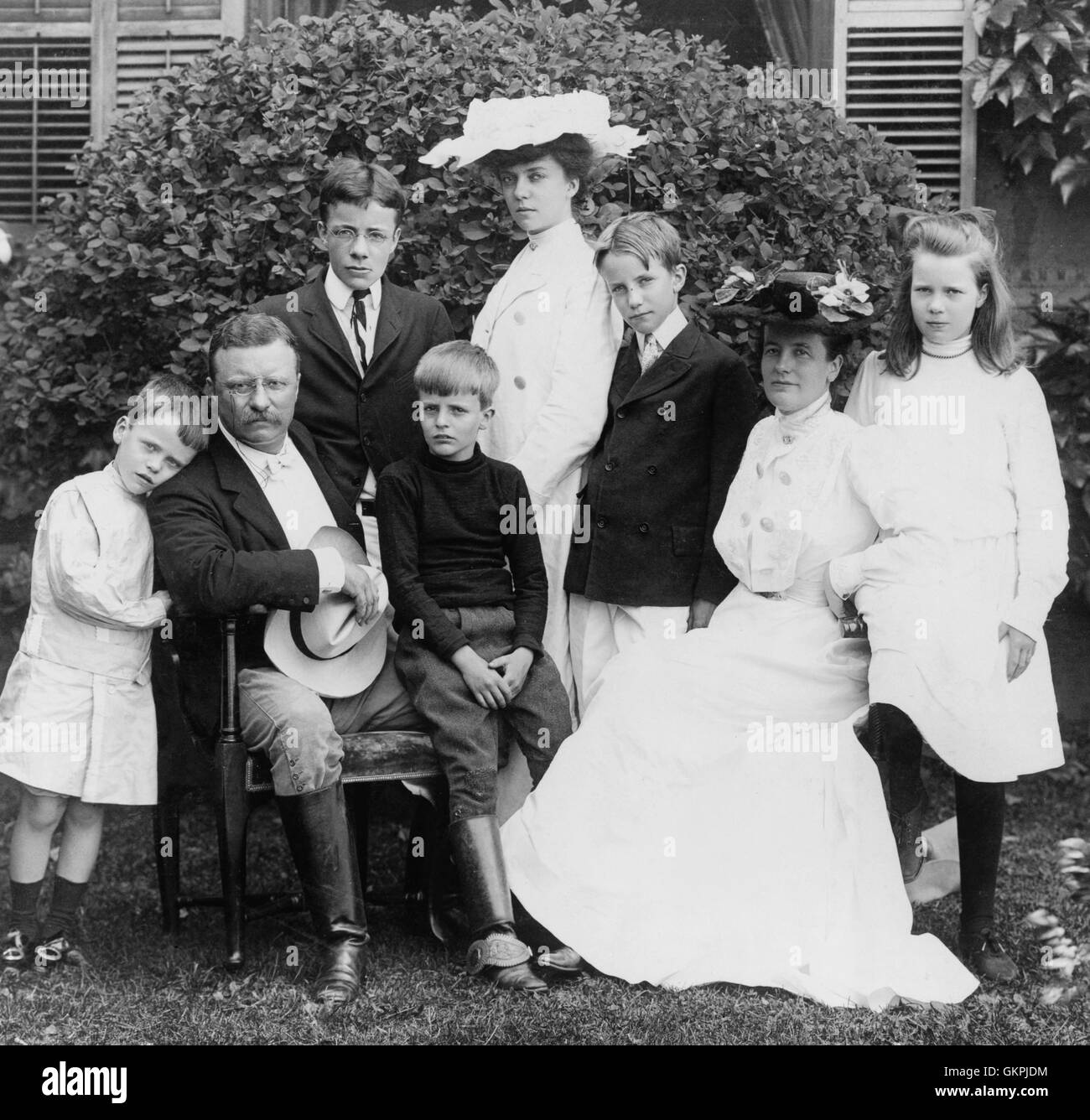 Präsident und Frau Theodore Roosevelt sitzen auf Rasen, umgeben von ihrer Familie; 1903 von links nach rechts: Quentin, Theodore Sr., Theodore Jr., Archie, Alice, Kermit, Edith und Ethel. Stockfoto