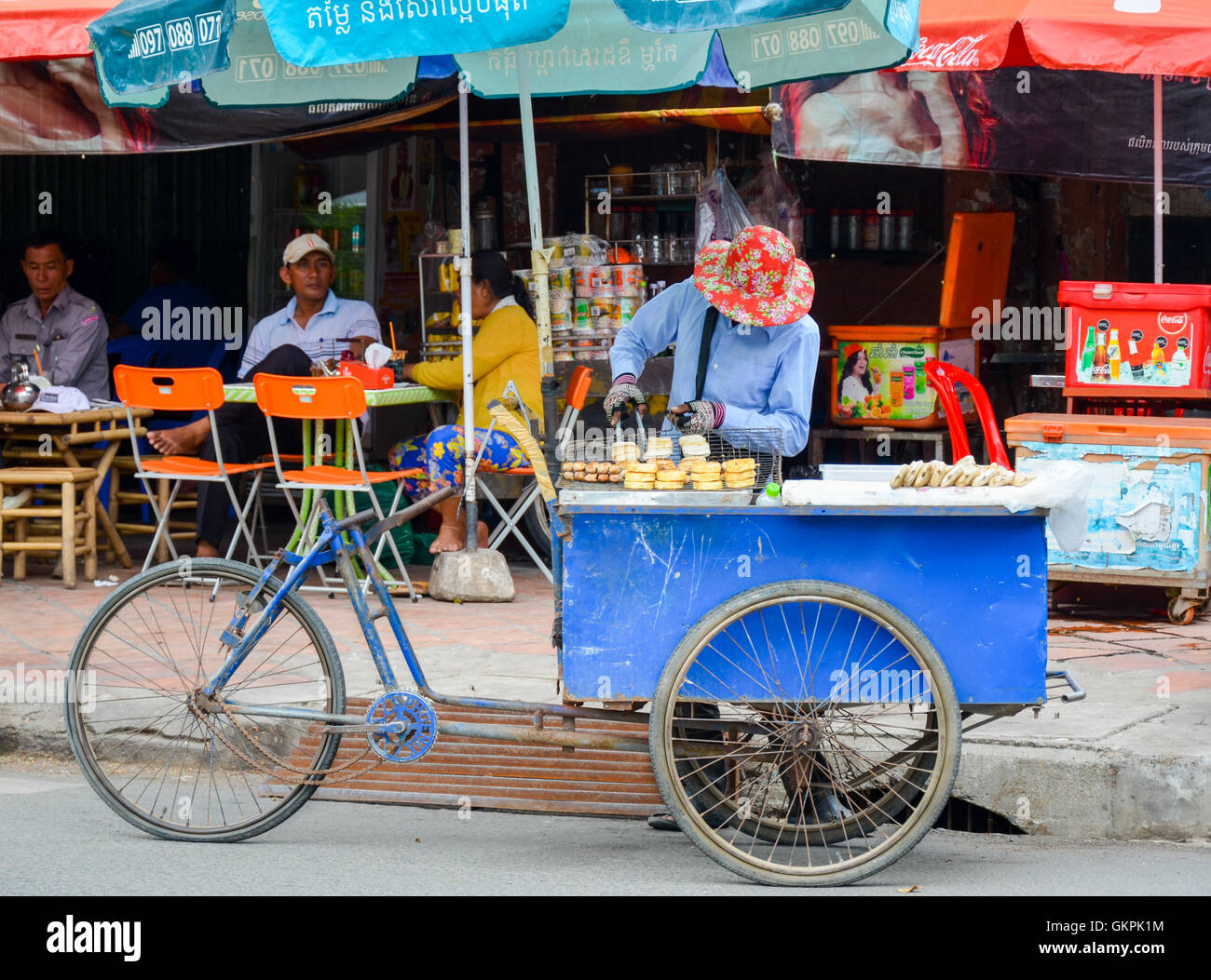 Suppen-Anbieter mit seinem Dreirad als Garküche im Zentrum Stadt, Phnom Penh, Kambodscha Stockfoto