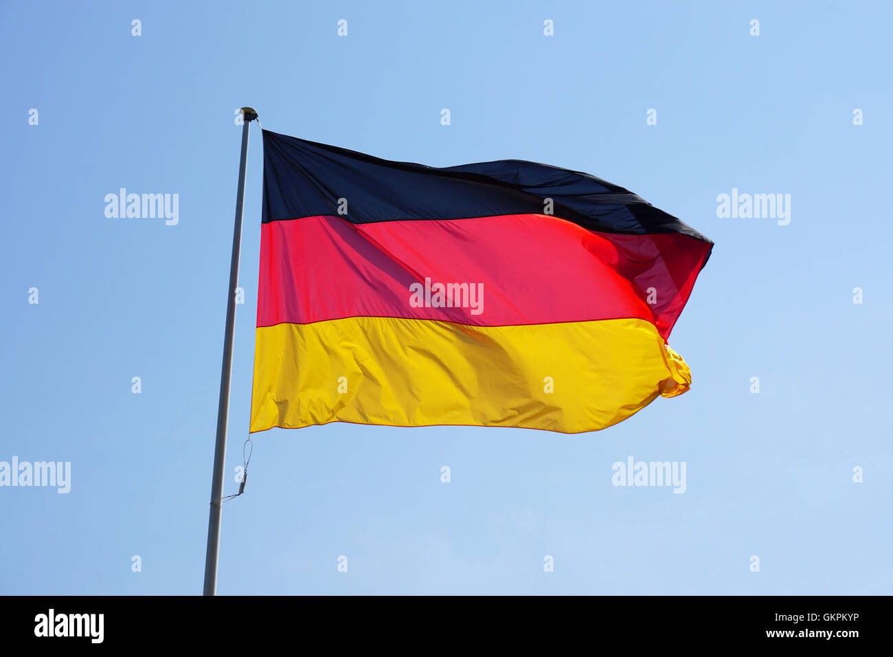 Flagge von Deutschland gegen klarer Himmel Stockfoto