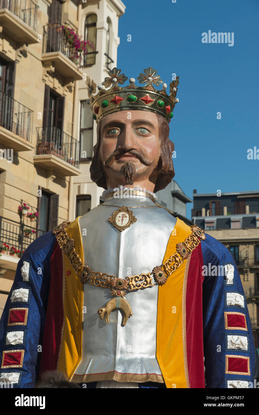 Parade von Gigantes y Cabezudos Riesen und große Köpfe in San Sebastian jährliche Semana Grande Feria baskischen Land Spanien Stockfoto