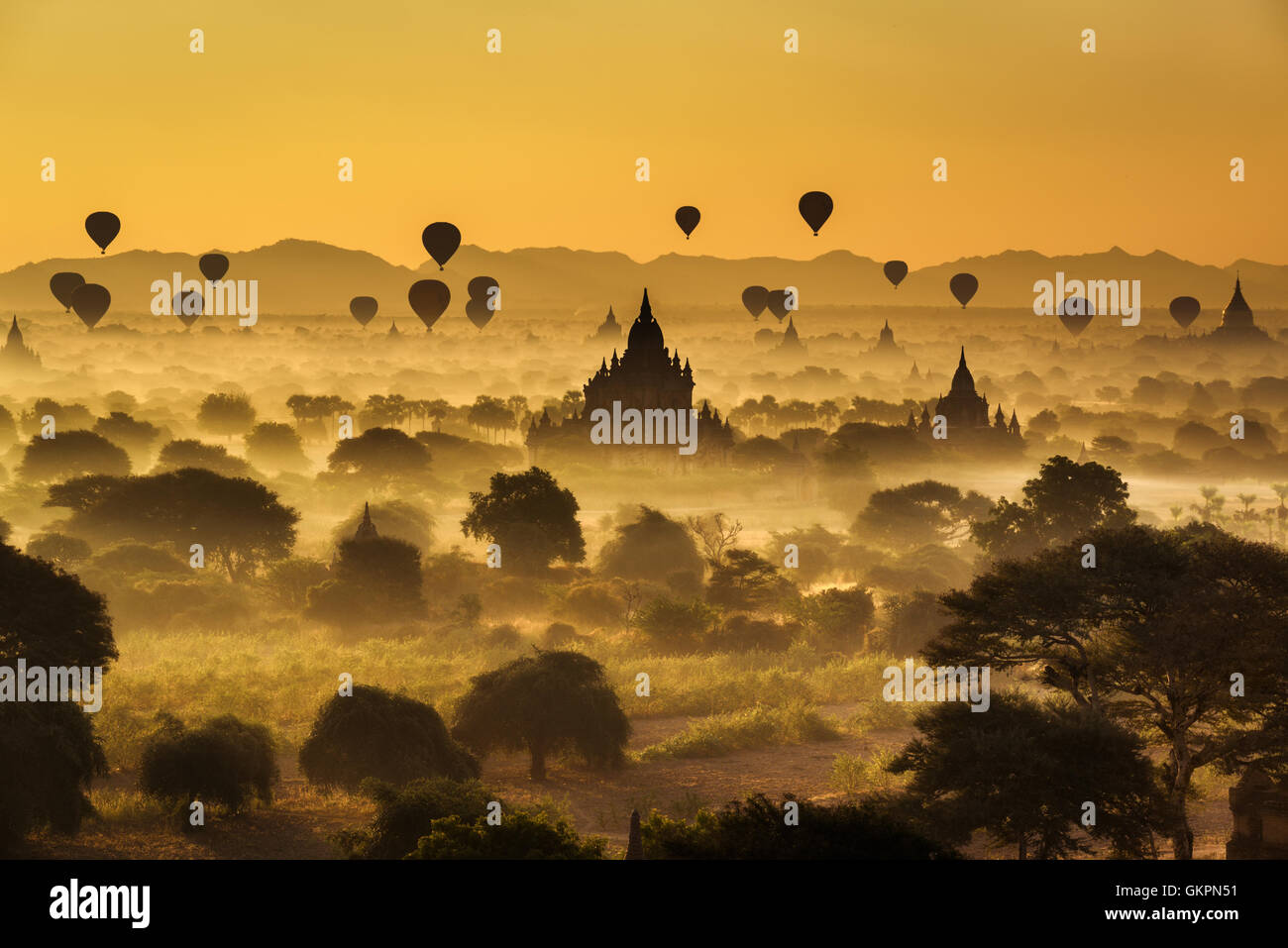 Malerischen Sonnenaufgang mit vielen Heißluftballons über Bagan in Myanmar Stockfoto