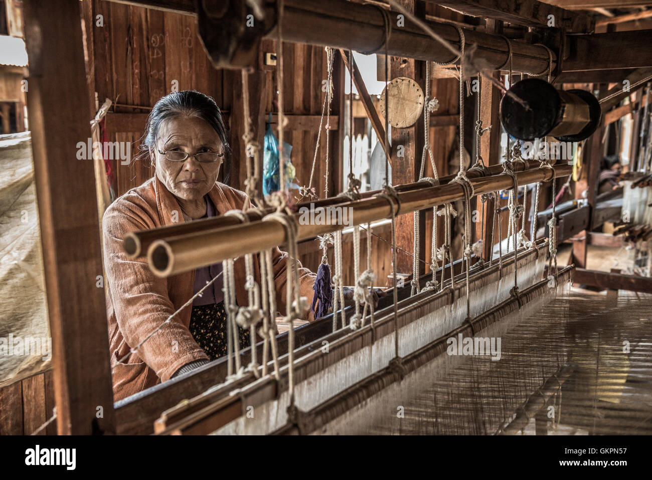 Arbeitnehmerin webt Stoff in einer Weberei Fabrik am Inle-See. Stockfoto