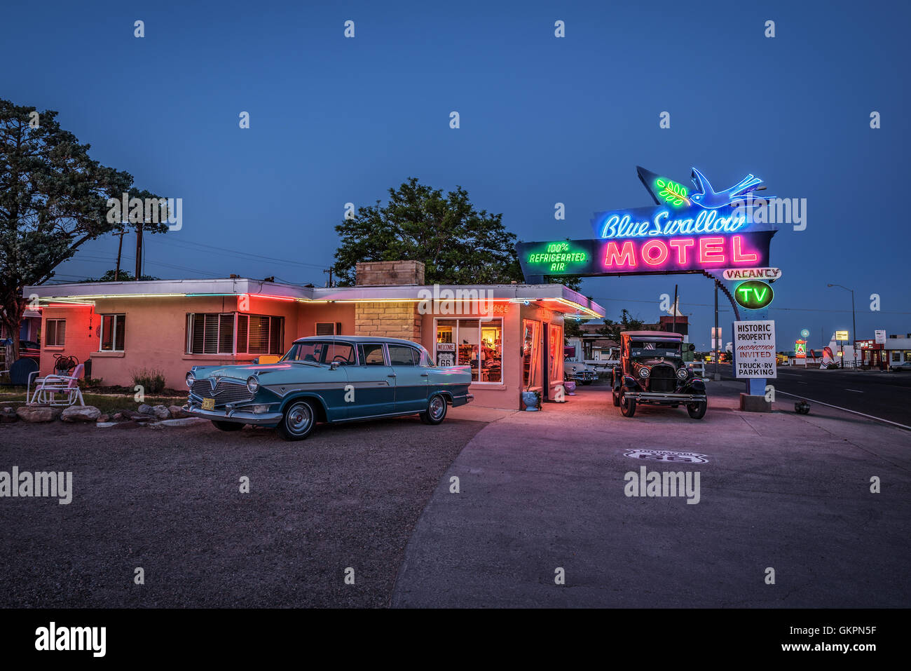 Historic Blue Swallow Motel mit Oldtimern vor es geparkt. Stockfoto