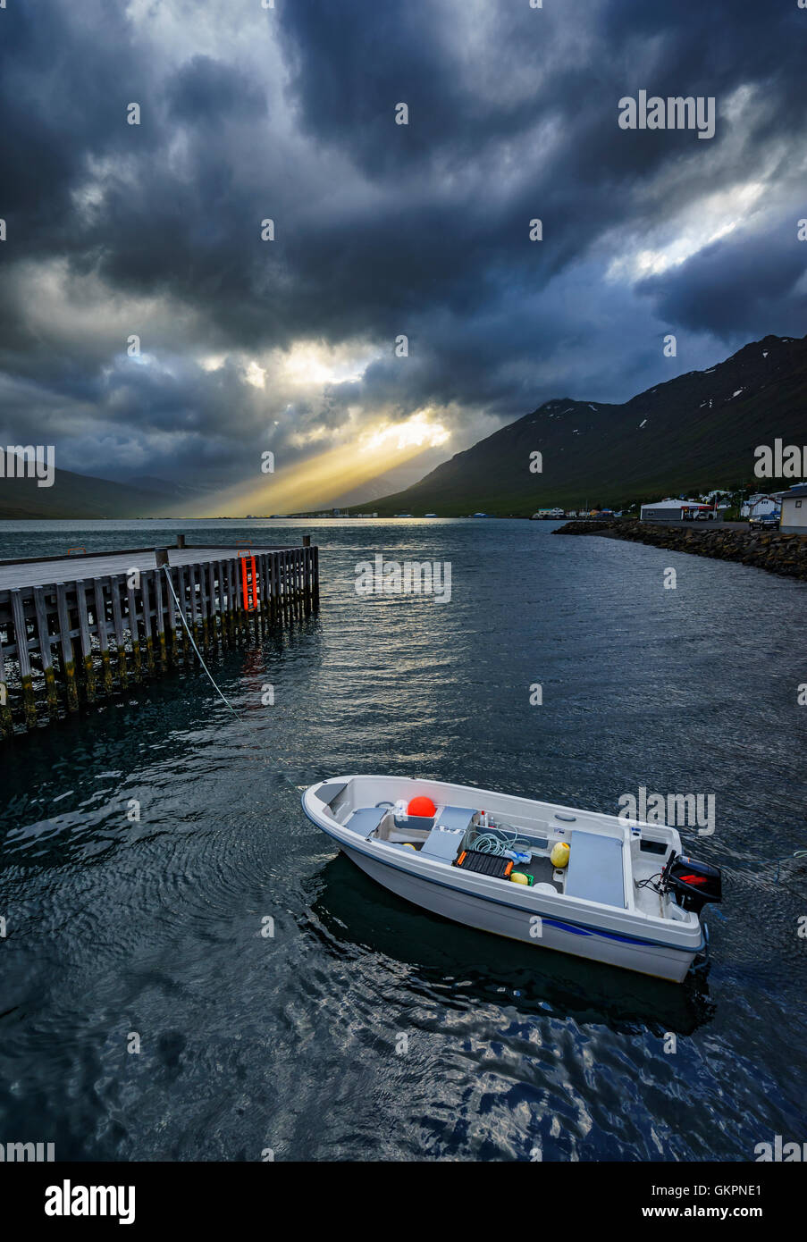 Boot in den Hafen von Neskaupsstadur, Ost-Island Stockfoto